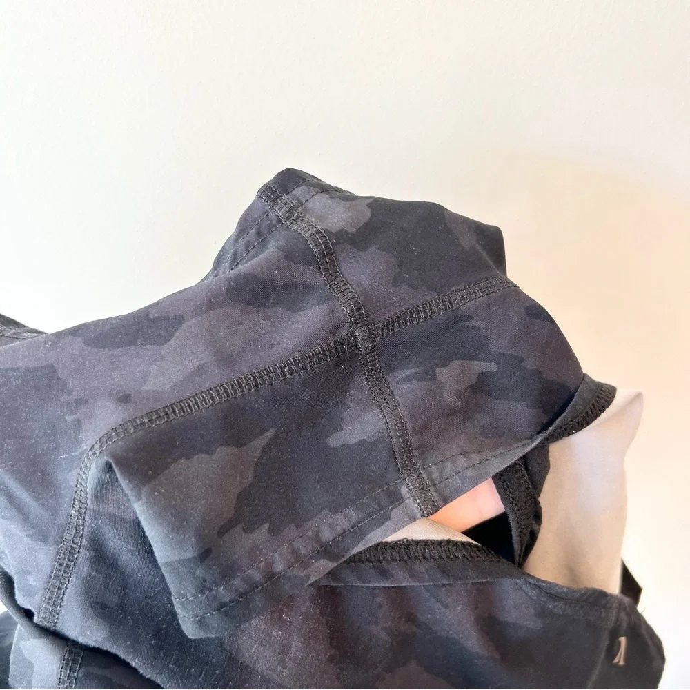 Vuori Clementine Shorts Black Camo Size Medium